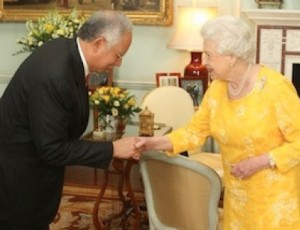 Najib shakes Queens hand