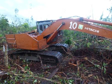 A stationary BLD machinery used to create drainage canal before new oil palm planting in the South-West of the concession (30/11/2015)