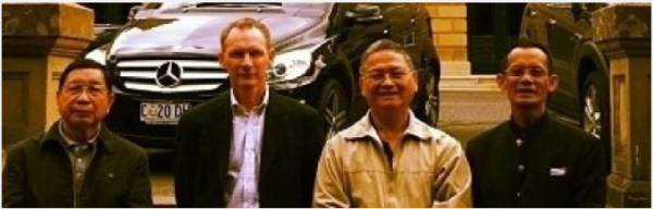 Seraban delegasi ari gerempung Save Rivers Peter Kallang enggau Tuai Raban Bansa ari Baram James Nurang sama enggau MP ari Parti Green, enggau siku pemacha berita ke Radio Free Sarawak Peter John Jaban