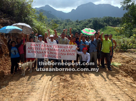 Peaceful protest by villages affected by illegal logging in Krokong and Tringgus