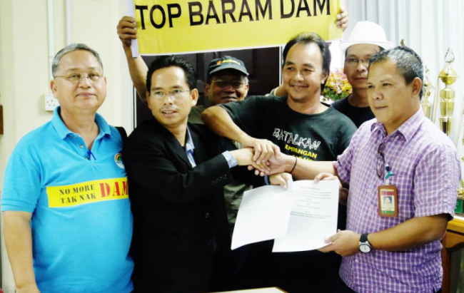 Peter Kallang (Save Rivers Chairman), Abun Sui (GASAK Chairman), Philip Jau (BPAC Chairman), En.Khamsul from the forestry department in Miri receiving the memorandum