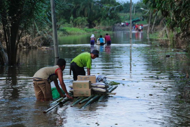 The Jahut communities of Paya Mendoi and Kampung Seboi (Kuala Krau, Pahang) were directly affected by the floods. Funds from the JOAS Flood Relief Fund were transferred to our local contact, Shafie Dris, who together with the villagers organized the purchase and delivery of some supplies on 31st December 2014. (Photo credit: Shafie Dris)