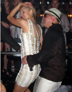 Bintang Hollywood Paris Hilton dipeda mabuk udah bekau ngirup Cristal Champagne ti dipelanja Jho Low ba sebengkah pengerami di Selatan Peranchis dalam taun 2010