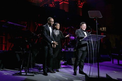 Taun nyin kemari Jho Low bediri ba tengah-tengah panggau, bulih jaku puji, ti lalu sama enggau bala pemerindang ti dikerinduka iya, Alicia Keys enggau Swizz Beatz ke pengawa meri