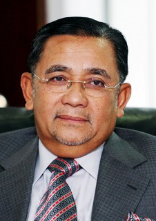 Chairman Mohd Isa Samad - UMNO political stalwart suspended in 2003 for 'money poltics' - a perfect choice for Najib to put in charge of Felda's cash cow?