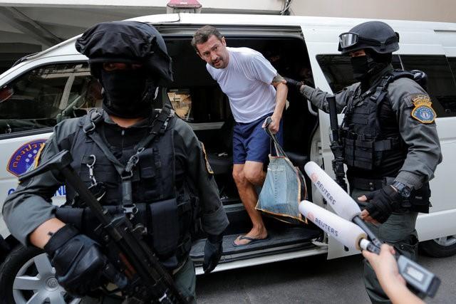 Swiss national Xavier Justo is escorted by Thai police commandos as he arrives at the Immigration Detention Center in Bangkok, Thailand, December 20, 2016. REUTERS/Chaiwat Subprasom