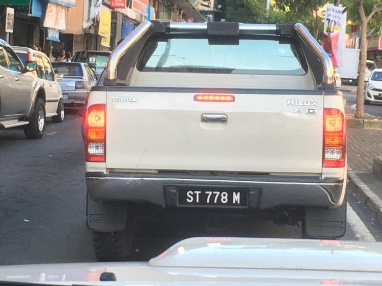 Wealthy customer? Or did the owner of Hilux ST 778M lend their car to someone else who purchased illegal turtle eggs?